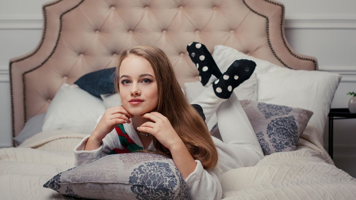 mulher deitada de bruco na cama