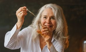 mulher com conta gotas na mao mulher com conta gotas na mao