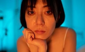 mulher de cabelo curto chorando