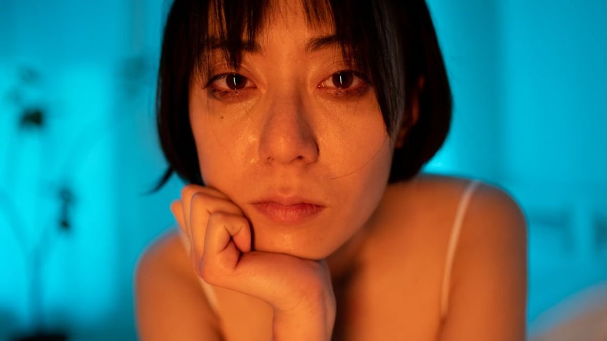 mulher de cabelo curto chorando