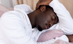 homem dormindo em cima de braco homem dormindo em cima de braco