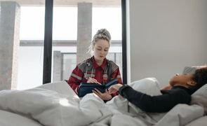 mulher deitada em cama doente