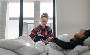 mulher deitada em cama doente