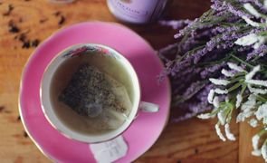 cha ao lado de vasos de flor