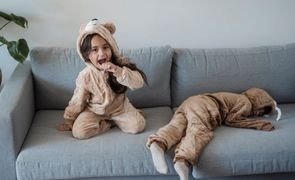 duas criancas com pijamas combinando