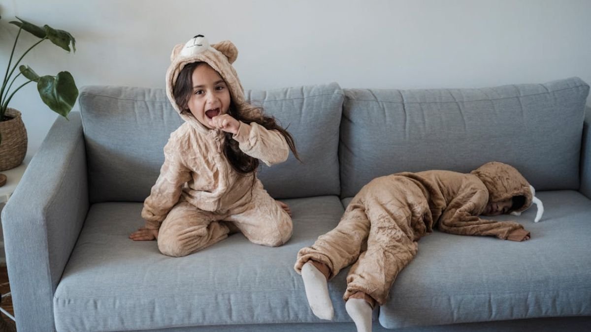 duas criancas com pijamas combinando