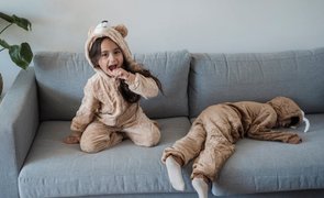 duas criancas com pijamas combinando