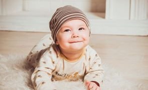 nenem de barriga pra baixo no chao