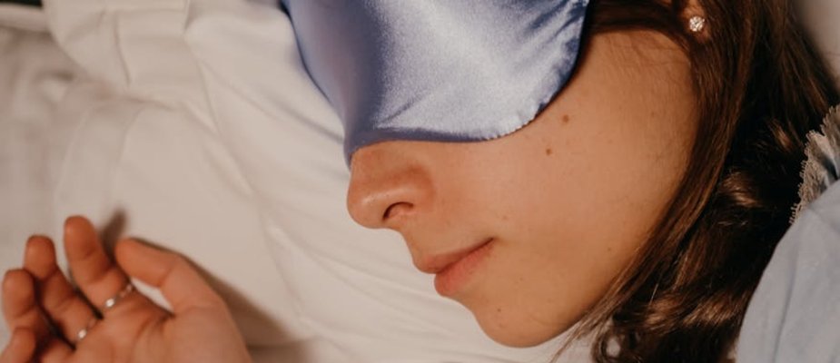 Qual lado certo de dormir? descubra como melhorar seu sono
